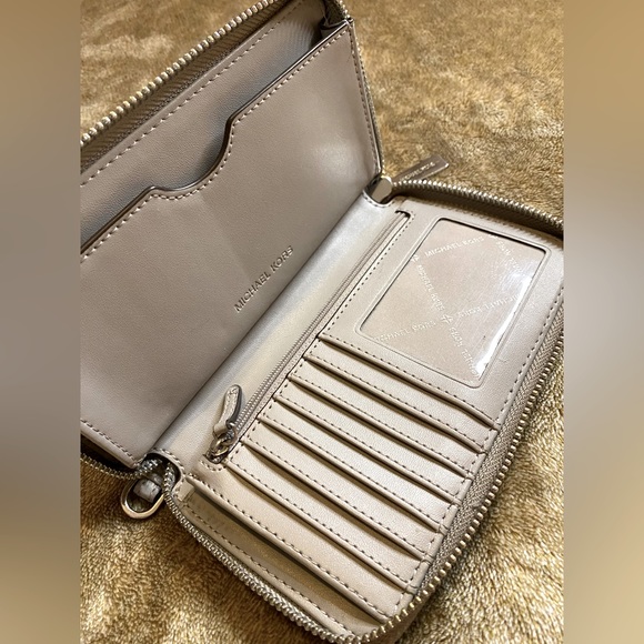 Micheal Kors Wallet - Picture 4 of 5